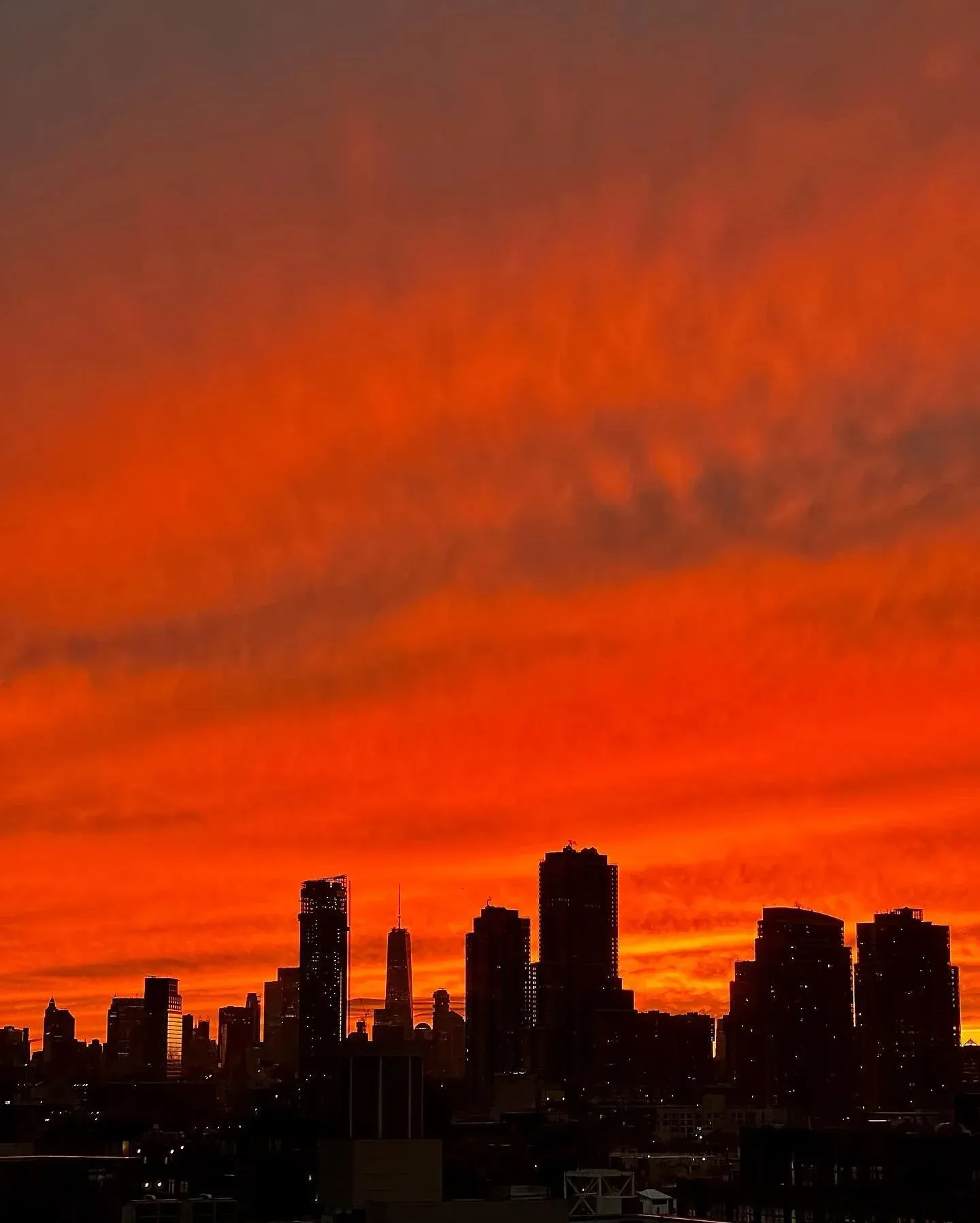 A burner sunset marked the first business day of 2022 π₯
•
•
•
#newyork #newyorkcity #nyc #ig_nycity #igersofnyc #nycprimeshot #seeyourcity #newyork_instagram #what_i_saw_in_nyc #ig_nyc #icapture_nyc #nyc_explorers #DiscoverNewYork #p