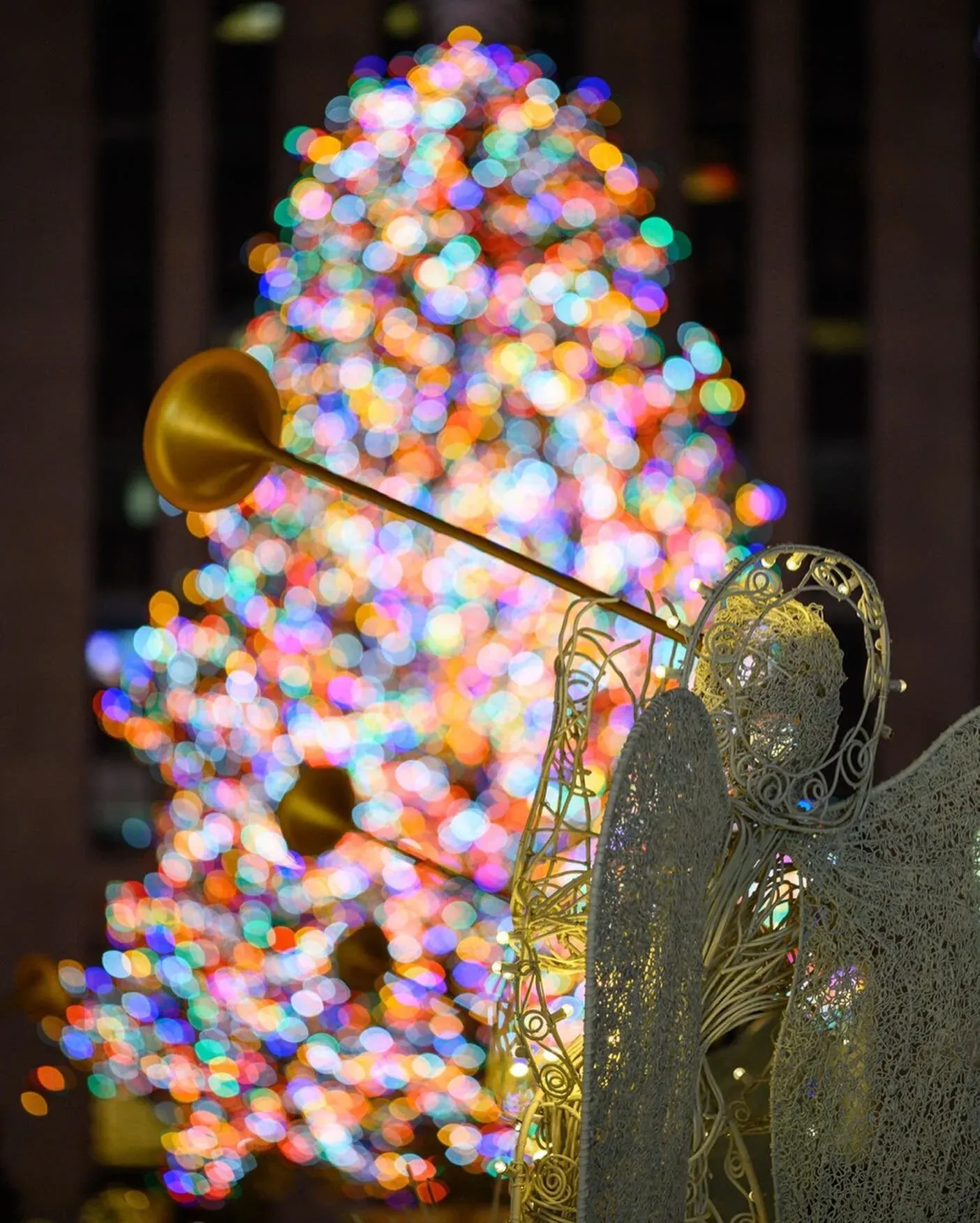 Here’s a post to go along with my annual series featuring the best Christmas trees of New York City — all shot on Christmas Eve. This year, I hit up 7 different sites across Manhattan in about 6 hours. The experience is pretty great becau